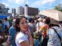 ネイビーフレンドシップデー2011に入場するために、三笠公園で待つ行列